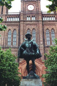 Marktkirche with statue of a local Prince in the foreground