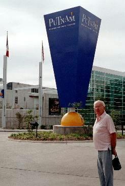 Vince Grobbel in front of the Putnam Museum, 17 Sept 2002